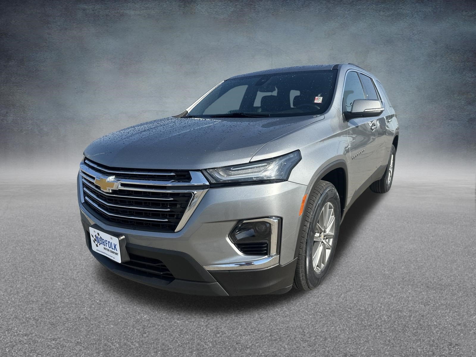 2023 Chevrolet Traverse LT Cloth in Sterling Gray Metallic — front three-quarter view